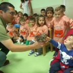 VISITA EN LA ESCUELA INFANTIL DE UN AGENTE MEDIO AMBIENTAL
