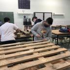 Proyecto Jardines Verticales (iv): adaptación de los palets y bases para las macetas.